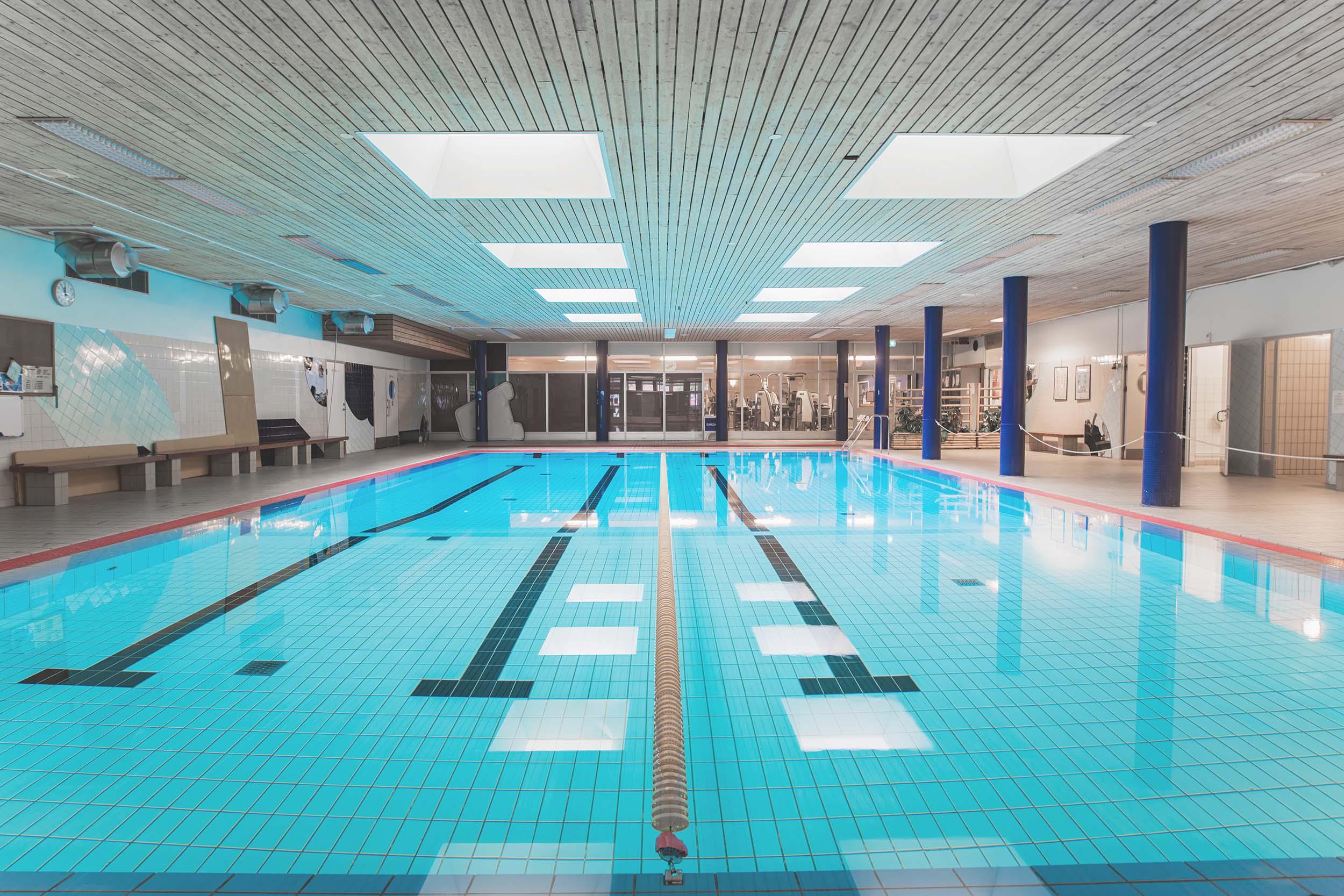 Överblick över den stora simhallen