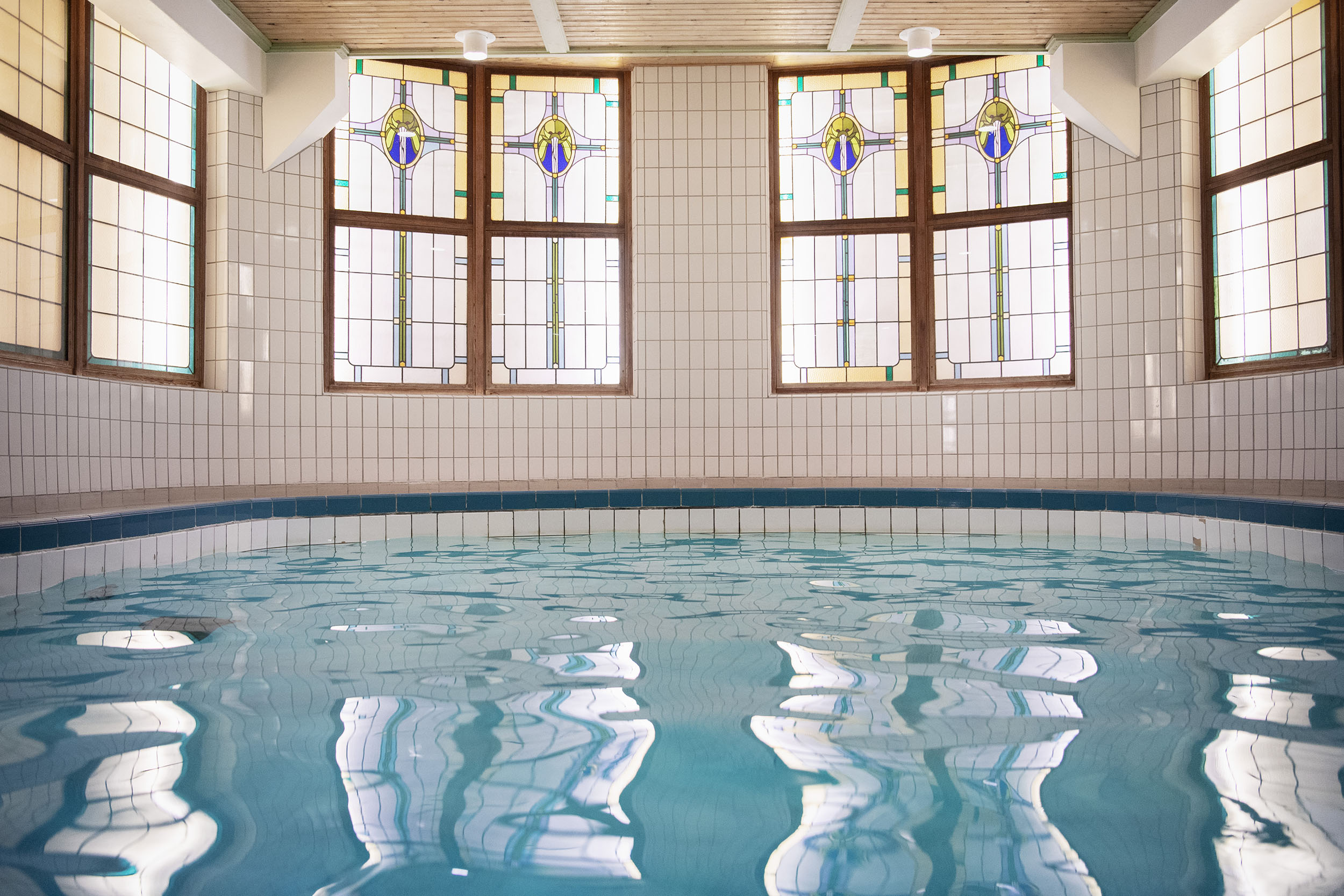 Actic Centralbadet bassäng med dekorativa fönster