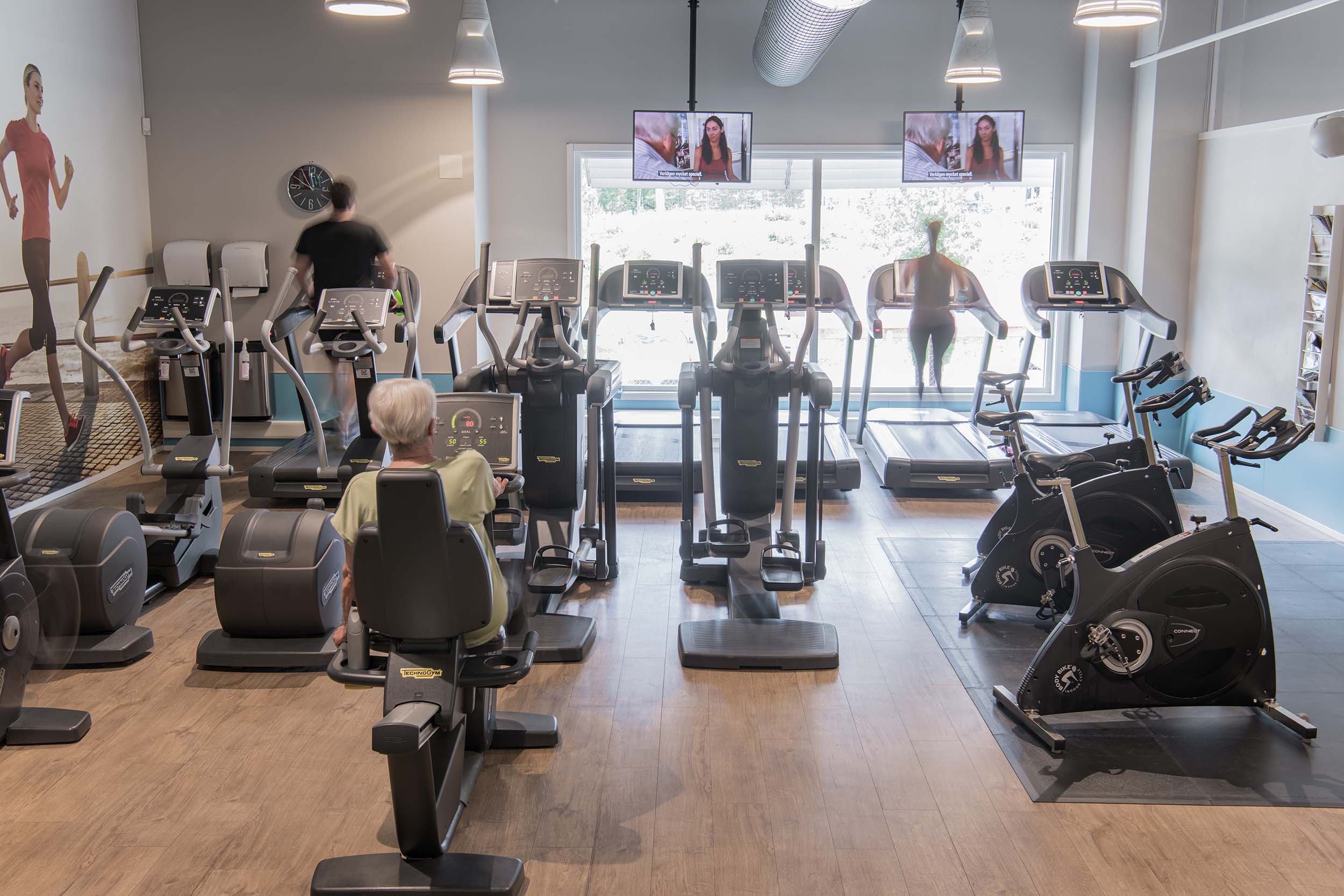 cardiopark med utsikt och tv