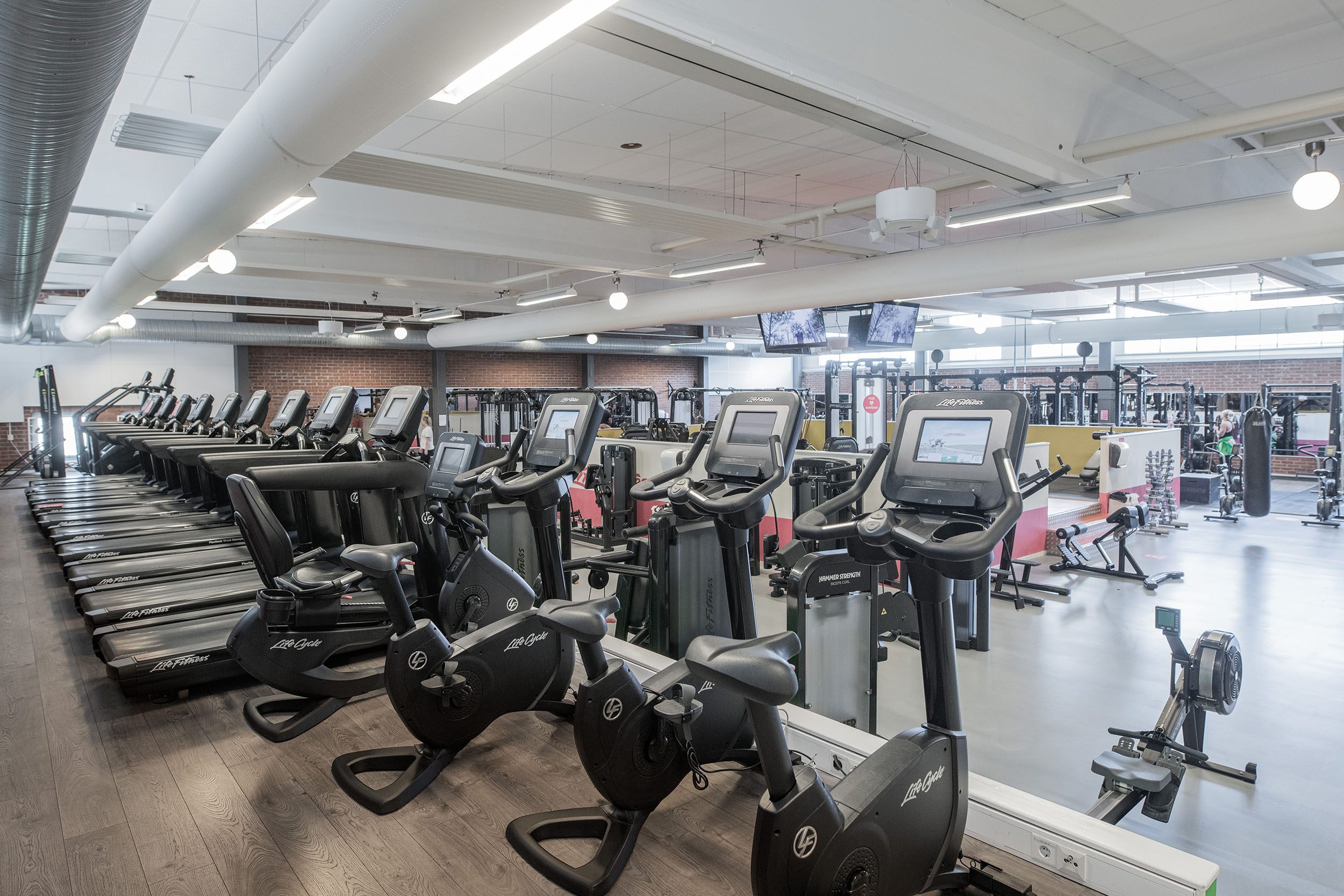 Stor cardiopark med utsikt över gymmet