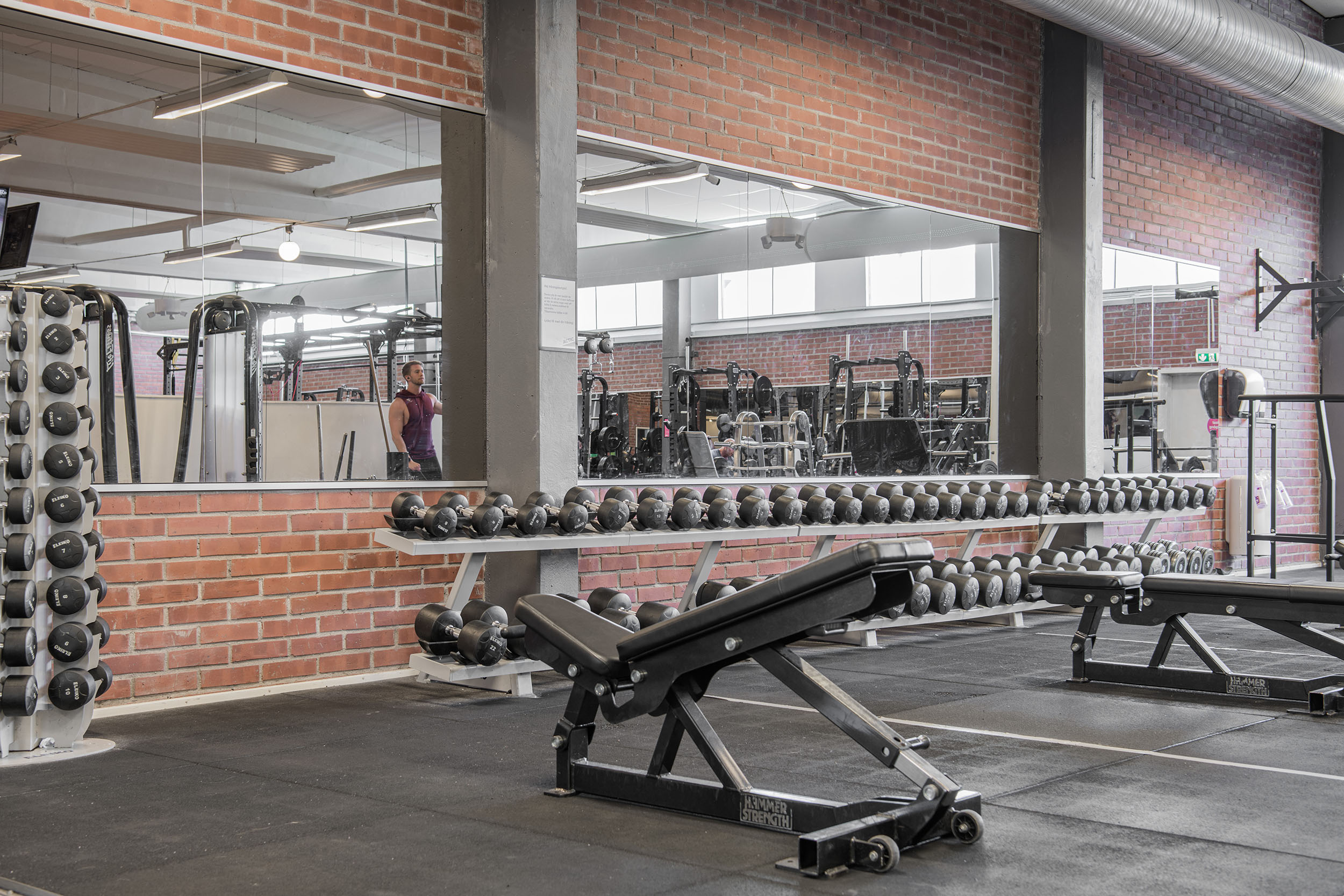 Hantelrack och bänkar i gymmet