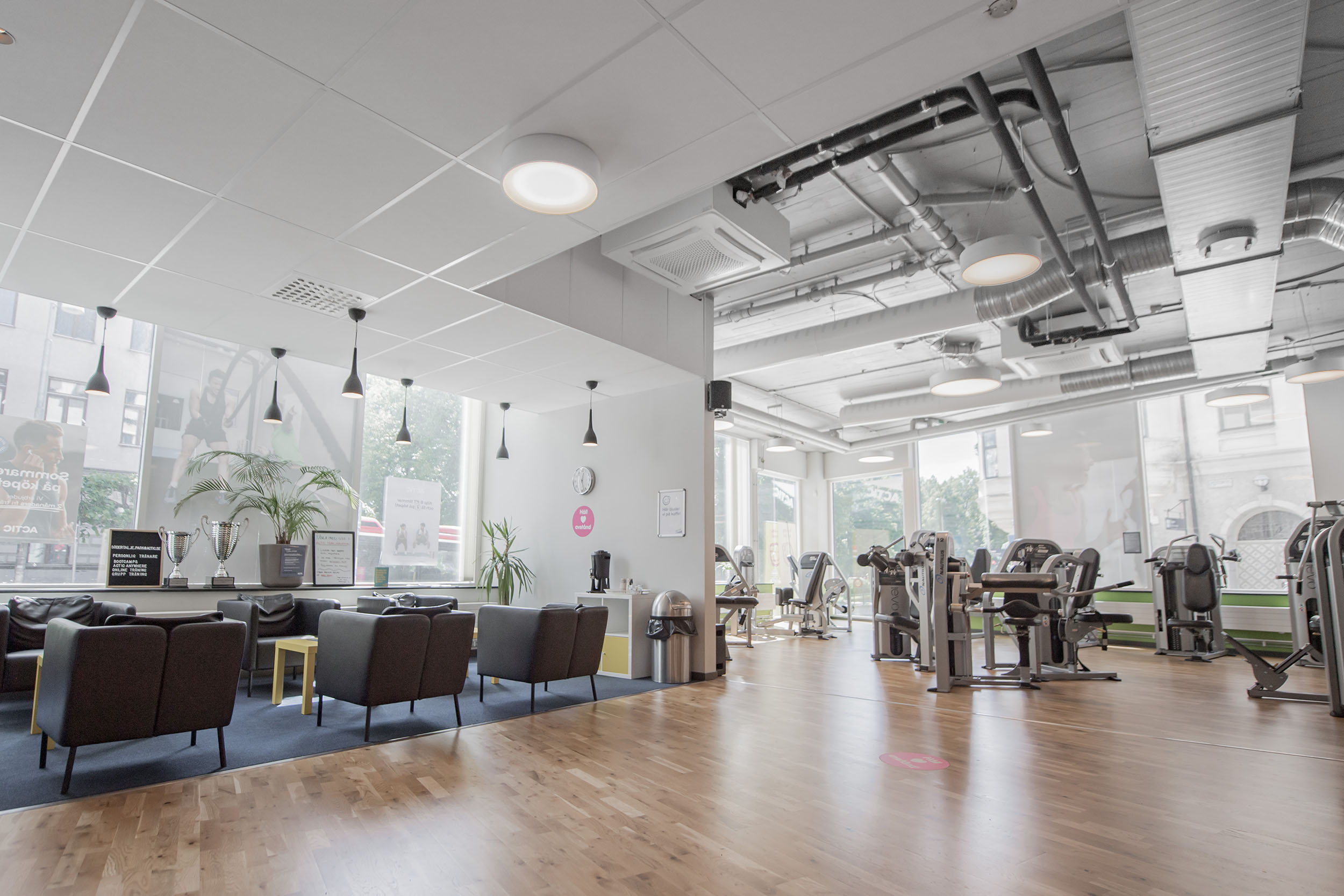 Stor yta med kombinerad lounge och maskinpark med avdelare