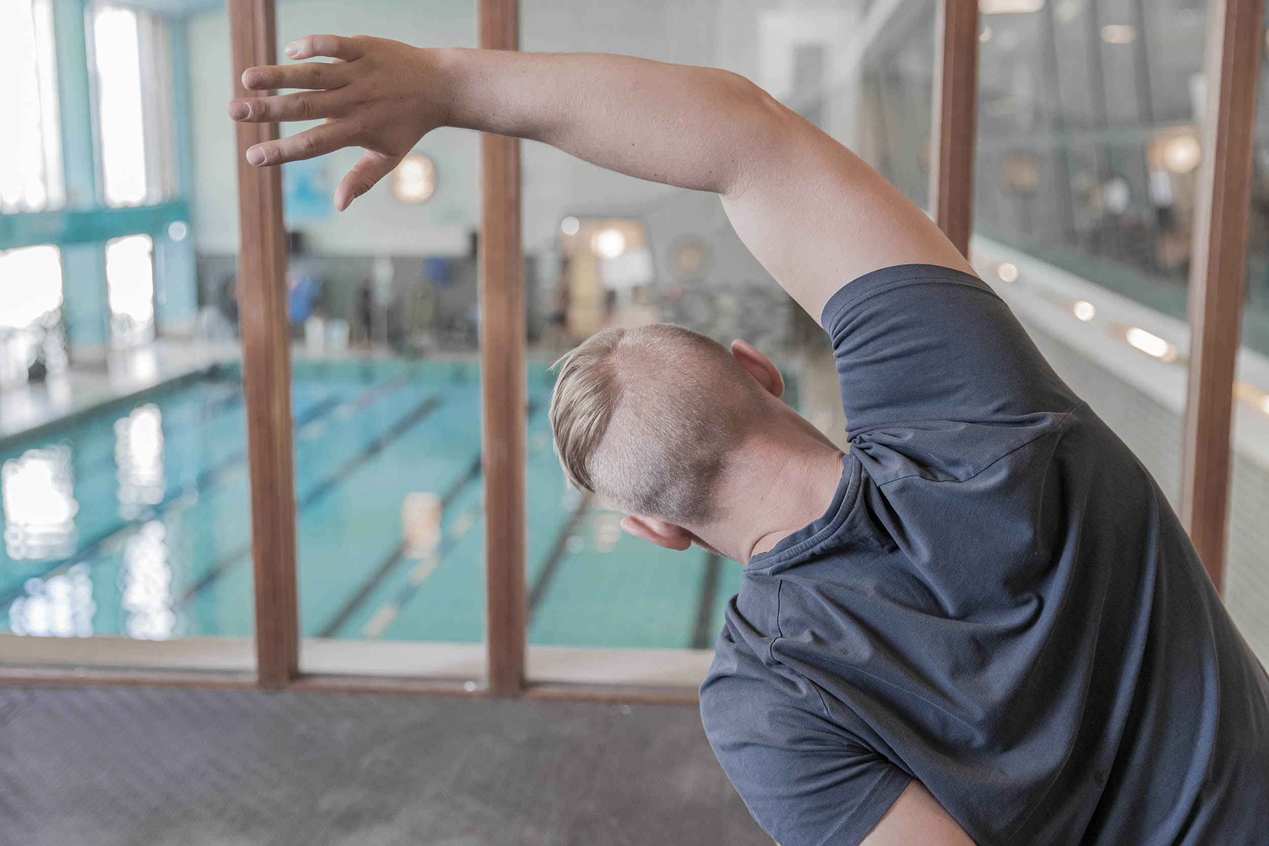 Person stretchar på Actic Simhallsbadet