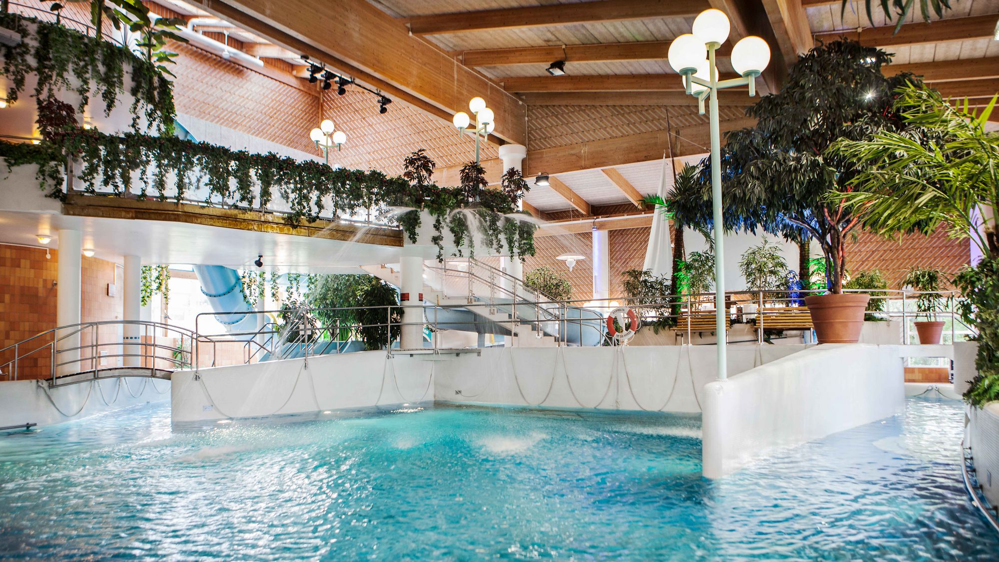 Bada i äventyrsbadet Södertälje Sydpoolen Actic